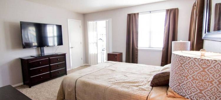 Mountain-View 5BR Retreat: Gym, Hot Tub, BBQ, Firepit, Playground, Sleeps 12图片