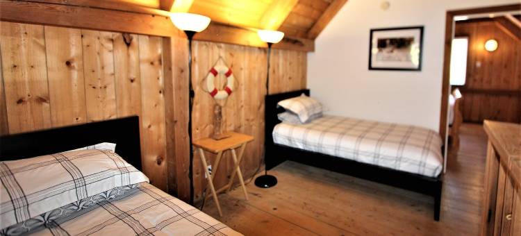 黑熊小屋酒店(Waterfront Timber Frame Cottage!)图片