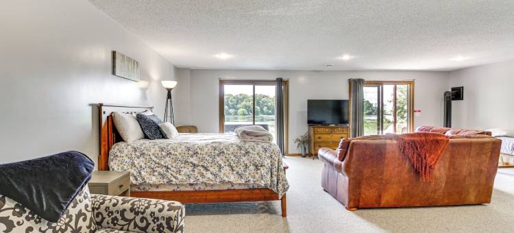 湖畔私人度假屋，带热水浴缸、露台和美景(Private Lakefront Retreat w/ Hot Tub, Deck & Views)图片