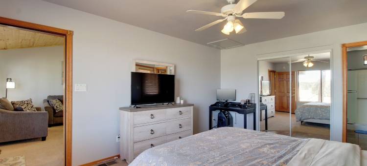 距锡特格雷夫斯16英里：欧弗加德小屋带门廊(Families Welcome! Overgaard Cabin with Playground)图片