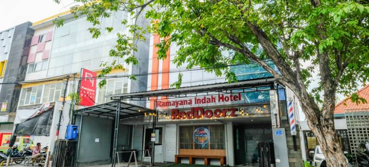 红多兹酒店@泗水邦利马苏迪曼(RedDoorz @ Panglima Sudirman)图片