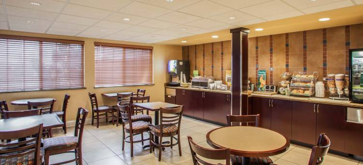 西芝加哥圣查尔斯凯艺套房酒店(Quality Inn and Suites St Charles -West Chicago)图片