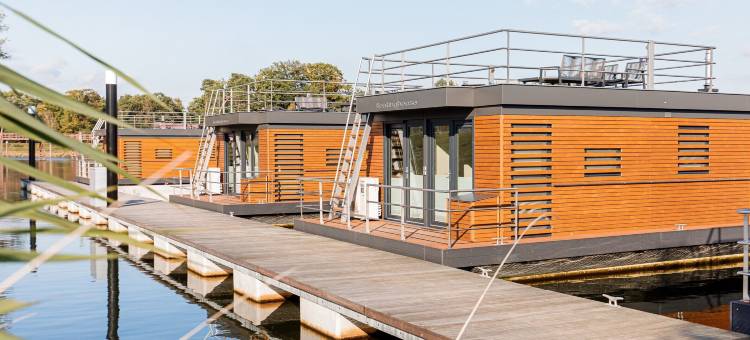 荷兰假日公园附近的船屋(Houseboat in Netherlands near Holiday Park)图片