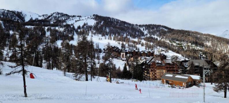 Apartment in Vars near Orée du Bois Slope图片