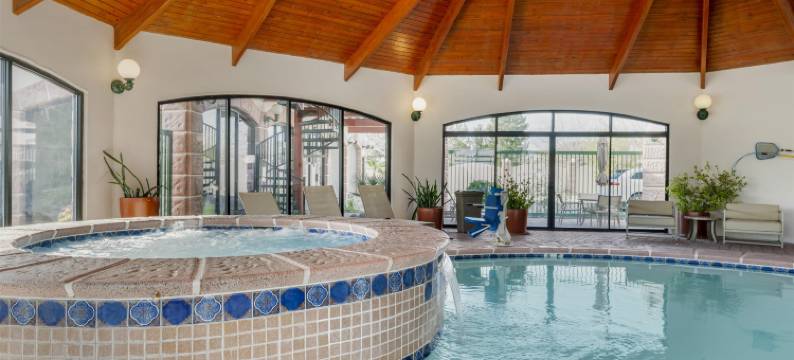 瑞士小屋贝斯特韦斯特优质套房酒店(Best Western Plus Swiss Chalet Hotel  Suites)图片