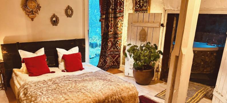 湖畔浪漫温泉别墅，配备壁炉(Romantic Spa Villa with Fireplace by the Lake)图片