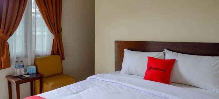 红多兹卡兰甘亚尔 45 号体育场附近酒店(RedDoorz Near Stadion 45 Karanganyar)图片