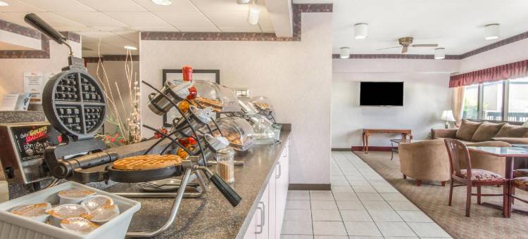 托皮卡呗盟套房酒店(Baymont by Wyndham Topeka)图片