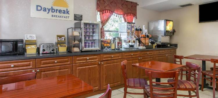 布雷登顿I-75温德姆戴斯酒店(Days Inn by Wyndham Bradenton I-75)图片