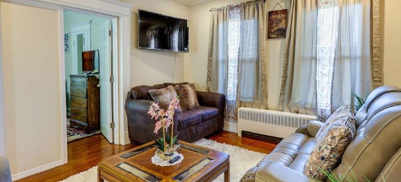 迷人的沃特伯里宝石配有智能电视，靠近滑雪场！(Charming Waterbury Gem w/ Smart TVs Near Skiing!)图片