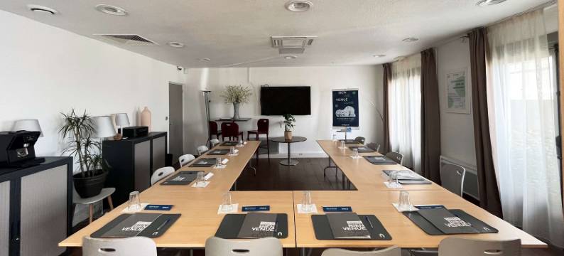 维勒局斯特库尔塔伯康铂酒店(Campanile Villejust - ZA Courtaboeuf)图片