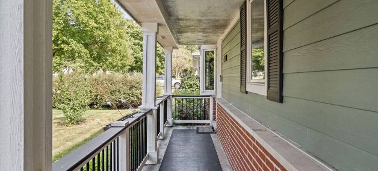 Peaceful Cozy Home with Well Equipped Kitchen, WiFi, & King Bed in St Charles图片