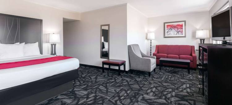 土斯卡鲁沙华美达酒店(Ramada by Wyndham Tuscaloosa)图片