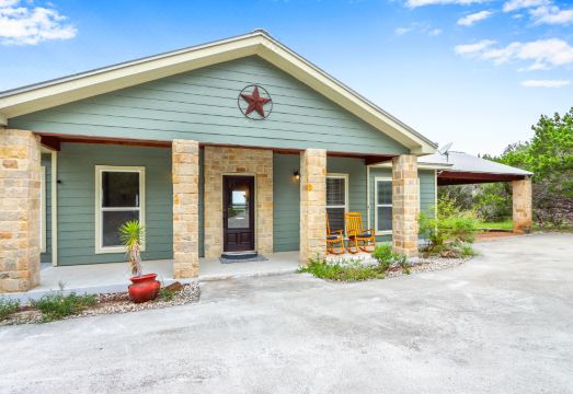 Charming Hideaway with Amazing Views and Cozy Decor - Inviting Retreat Hotel Overview