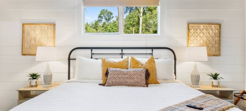 Hot Tub, Game Loft, and Cozy Patio - Stylish Bungalow Retreat图片