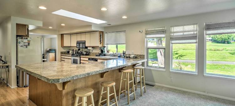 广阔的家庭房在高尔夫球场：徒步与自行车！(Spacious Family Home on Golf Course Hike and Bike!)图片