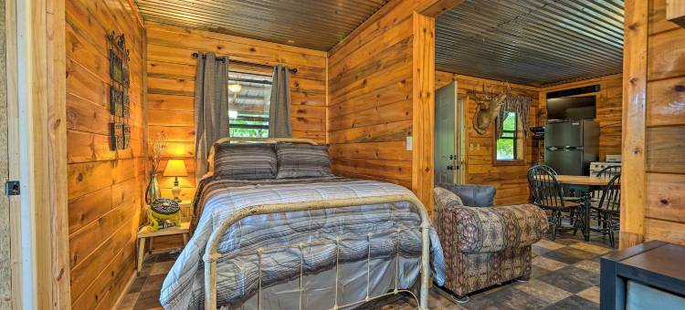 赖特城小木屋，带火坑+森林景观！(Wright City Cabin w/ Fire Pit + Forest Views!)图片