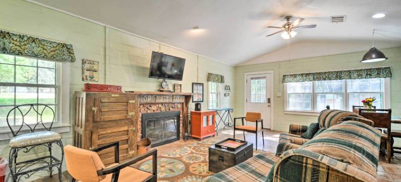 威姆伯利市中心附近的溪流家园！(Wimberley Home on Creek and Close to Downtown!)图片