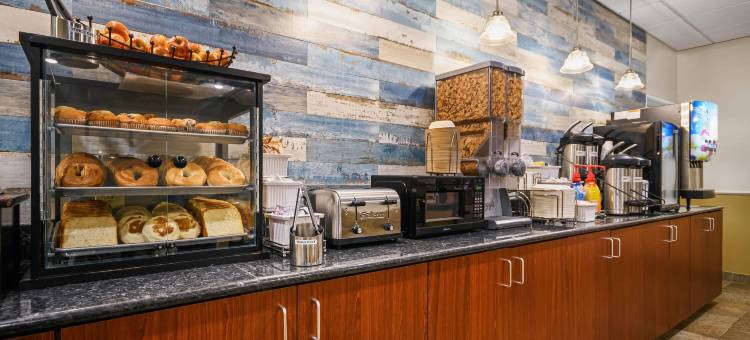 斯托宁顿神秘区拉昆塔温德姆套房酒店(La Quinta Inn & Suites by Wyndham Stonington-Mystic Area)图片