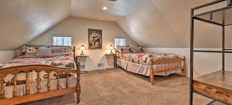 热水浴缸，游戏室：宠物友好的松树小屋！(Hot Tub, Game Room Dog-Friendly Pine Cabin!)图片