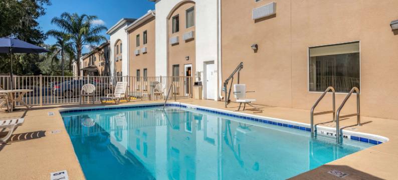 泽弗希尔斯-戴德城凯艺酒店(Quality Inn Zephyrhills-Dade City)图片