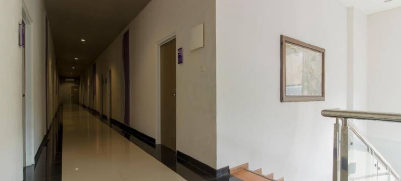 果阿桑亚拉吉红多兹酒店(RedDoorz Near Goa Sunyaragi)图片