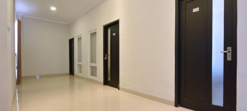 红多兹酒店近阿伦阿伦芝拉扎(RedDoorz near Alun Alun Cilacap)图片