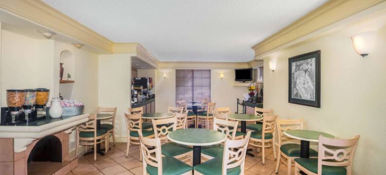 温德姆速8酒店老鹰关(Super 8 by Wyndham Eagle Pass)图片