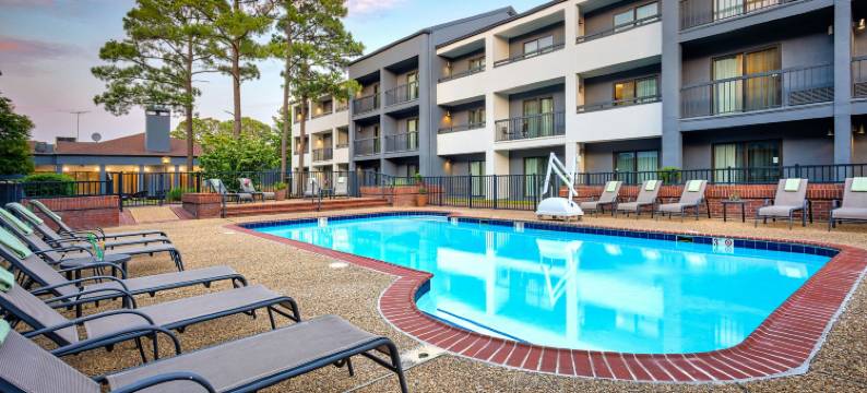 汉普顿体育馆中央万怡酒店(Courtyard Hampton Coliseum Central)图片