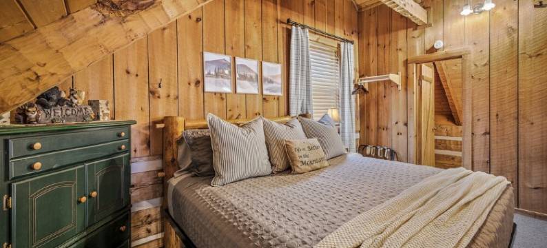Mountainside Rustic Log Cabin •King & Queen Beds •Coffee Bar •HotTub •Pool Table图片