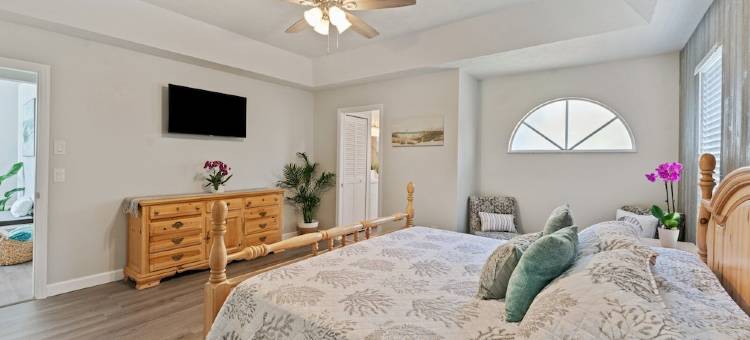 Completely renovated! Private 3/2/2 heated pool home in Port St Lucie FL!图片