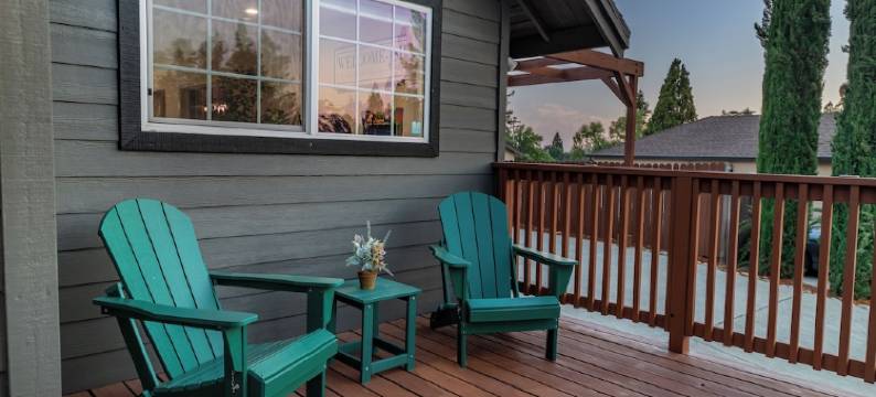 Cozy City Cabin w/King Bed/Fire Pit/Foosball/ Arcades/Playground and Nice Yard图片