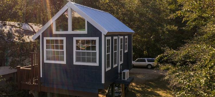巴斯金费尔霍普河畔，距海湾38分钟，Waterfront、皮划艇微型小屋(Bass-KIN on the RIver-Tiny House in F'Hope-Waterfront-Kayaks-38Min to Gulf)图片