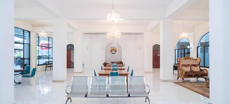 瑞德多兹加 @ 苏里亚索罗酒店(RedDoorz Plus at Hotel Surya Solo)图片