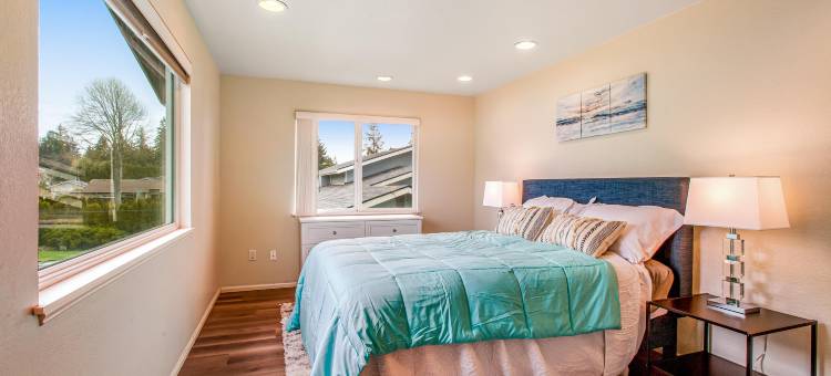 Soundfront home with WiFi, washer/dryer, central AC, and enclosed yard图片