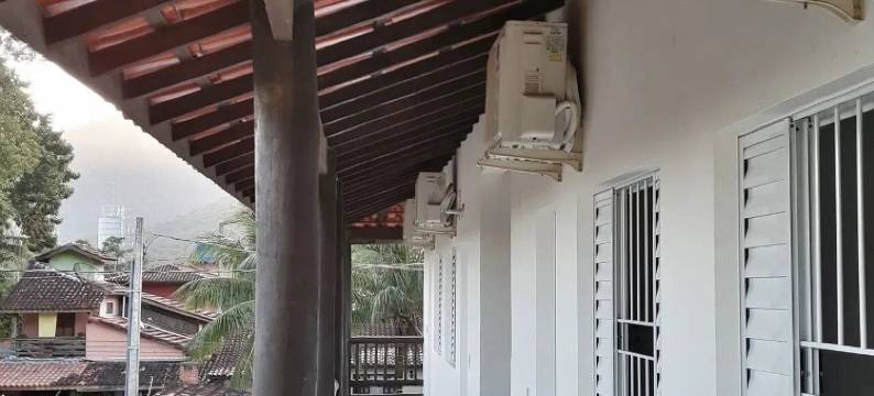 塔尼膳宿公寓，带空调和泳池，马尔塞尔(ESTÚDIO EM Maresias Com AR Condicionado E Piscina)图片