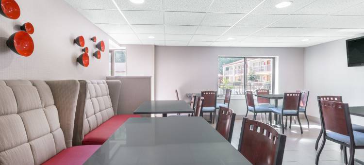 土斯卡鲁沙华美达酒店(Ramada by Wyndham Tuscaloosa)图片