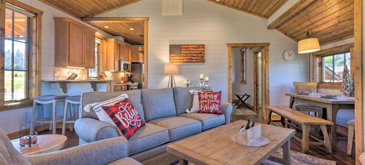 允许宠物入住的小木屋，带有奇努奎平的山景！(Pet-Friendly Cabin w/ Mtn Views in Chinquapin!)图片