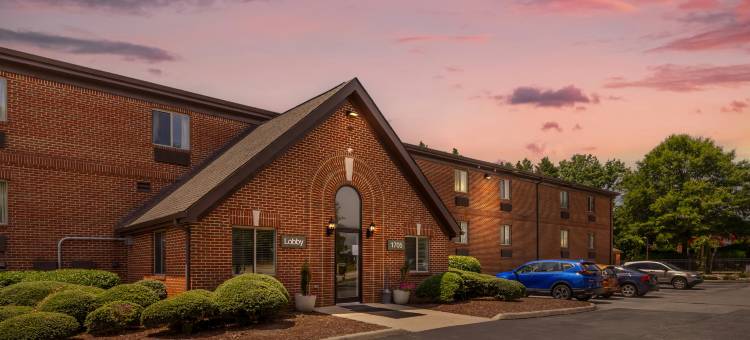 格林斯伯勒霍姆汤公寓及套房酒店(HomeTowne Studios & Suites Greensboro)图片