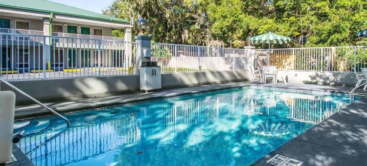 巴拿马城海滩附近凯艺套房酒店(Quality Inn & Suites Near Panama City Beach)图片