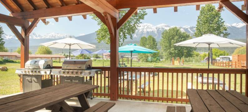 戈尔登Travelodge by Wyndham运动员山林小屋(Travelodge by Wyndham Golden Sportsman Lodge)图片