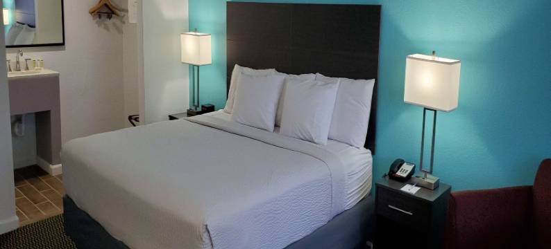 利沃尼/坎顿/诺维底特律地区Travelodge by Wyndham酒店(Travelodge by Wyndham Livonia/Canton/Novi Detroit Area)图片