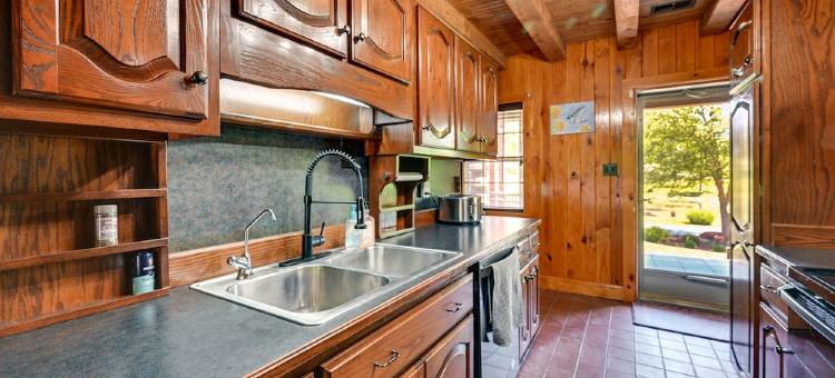 宽敞的Campbellsville小屋配有游泳池和热水浴缸！(Spacious Campbellsville Cabin w/ Pool & Hot Tub!)图片