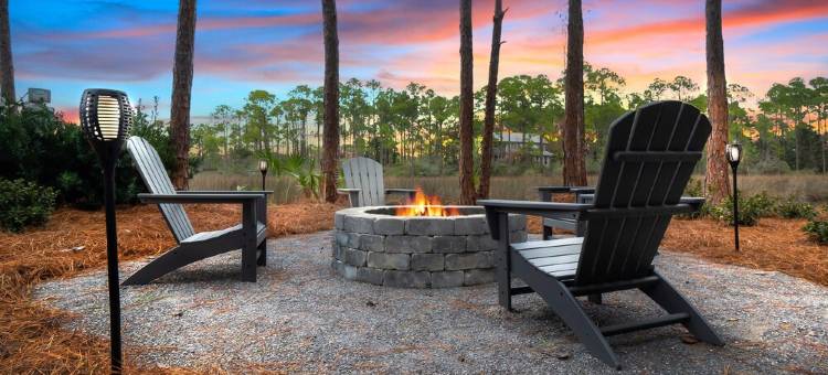 ★Luxuriously Romantic One-Of-A-Kind Treehouse w/Canoe, Fire Pit and More★图片