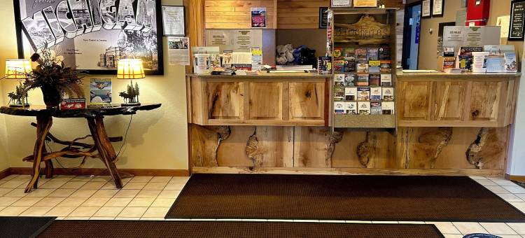 麦奇诺市布里奇维尤速8酒店(Super 8 by Wyndham Bridgeview of Mackinaw City)图片