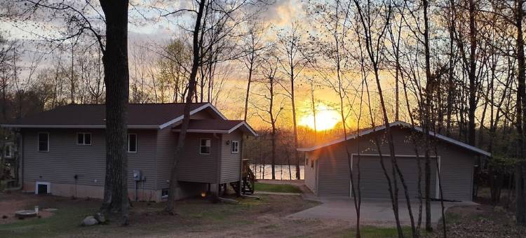 神秘湖垂钓、篝火与划船度假屋(Think Spring! Book now for fishing, campfires and boating on Mystery Lake!)图片
