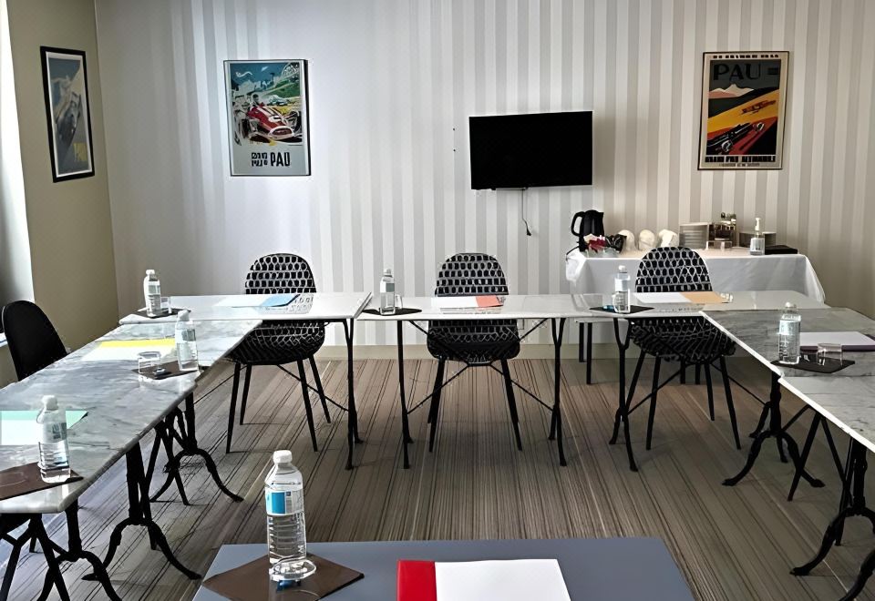 Hôtel le Roncevaux Hotel Overview