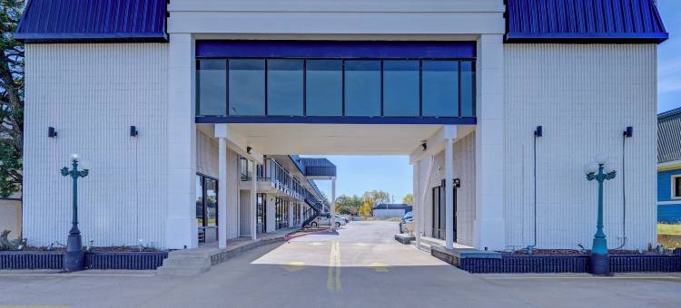 罗德威酒店(Capital O Travelers Inn Lawton Fort Sill)图片