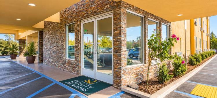 贝克斯菲尔德市区附近凯艺套房酒店(Quality Inn & Suites Near Downtown Bakersfield)图片