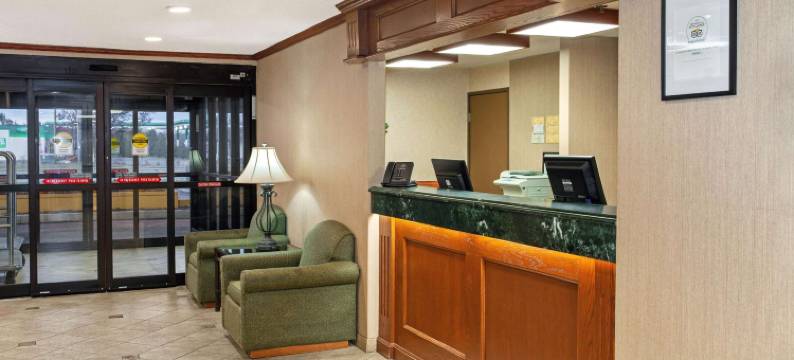 史蒂文斯波因特拉昆塔温德姆套房酒店(La Quinta Inn & Suites by Wyndham Stevens Point)图片